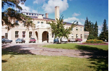 Front of Government House, circa 1966. Photo from the City of Regina Archives.
